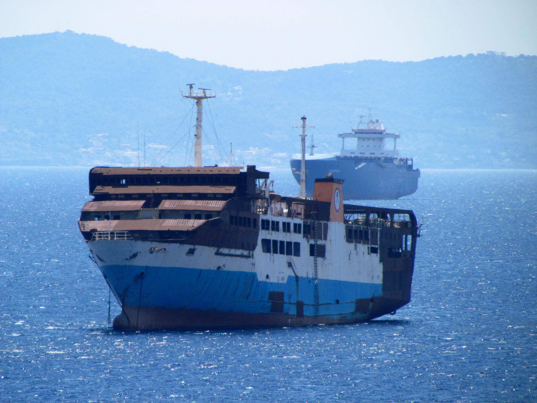Προσάραξη παροπλισμένου πλοίου στην Κυνοσούρα Σαλαμίνας