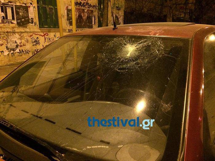 Θεσσαλονίκη: Έληξαν τα επεισόδια – Δύο αστυνομικοί τραυματίες, ζημιές σε αυτοκίνητα (pics)