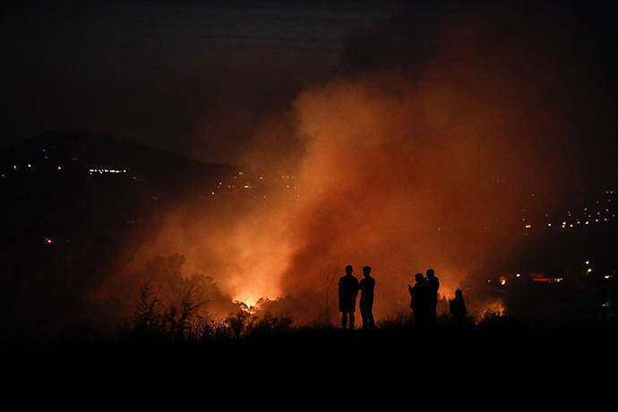10 νεκροί και τεράστιες καταστροφές από τις πυρκαγιές στην Καλιφόρνια-Κάηκαν 1.500 κτήρια εκκενώνονται οικισμοί