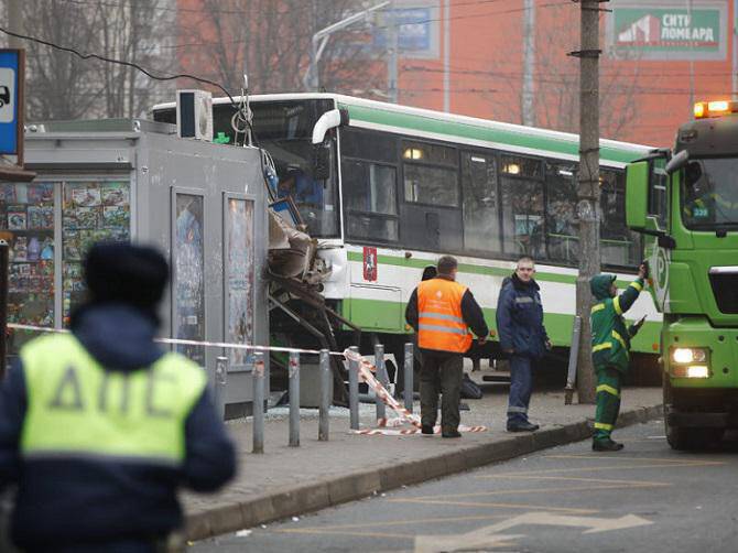 Μόσχα: Αυτοκίνητο έπεσε πάνω σε λεωφορείο και το έριξε σε στάση – Τρεις τραυματίες