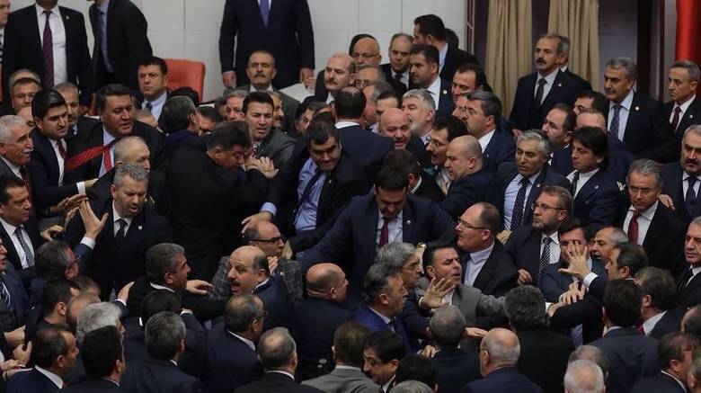Χάος στην Τουρκική βουλή -Πιάστηκαν στα χέρια