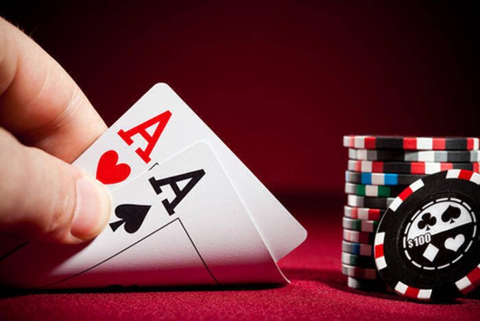 Πέλλα: Έπαιζαν παράνομα πόκερ σε αποθήκη – 11 συλλήψεις