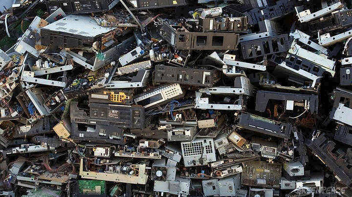 Όσο εννέα πυραμίδες της Γκίζας τα παγκόσμια… ηλεκτρονικά απόβλητα!