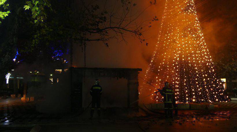 Λάρισα: Κάηκε ολοσχερώς η χριστουγεννιάτικη φάτνη