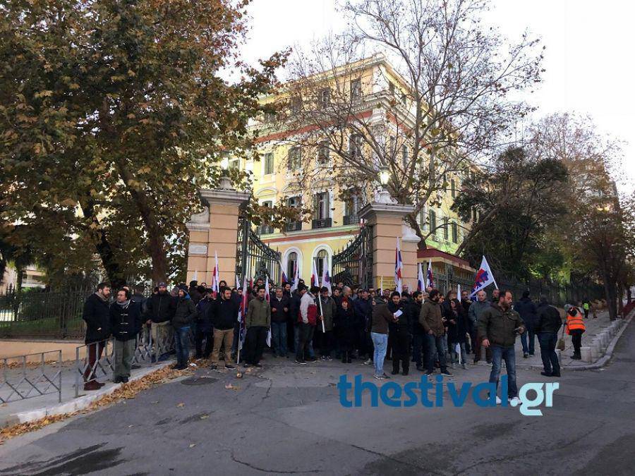 Μέλη του ΠΑΜΕ κατέλαβαν το υπουργείο Μακεδονίας -Θράκης