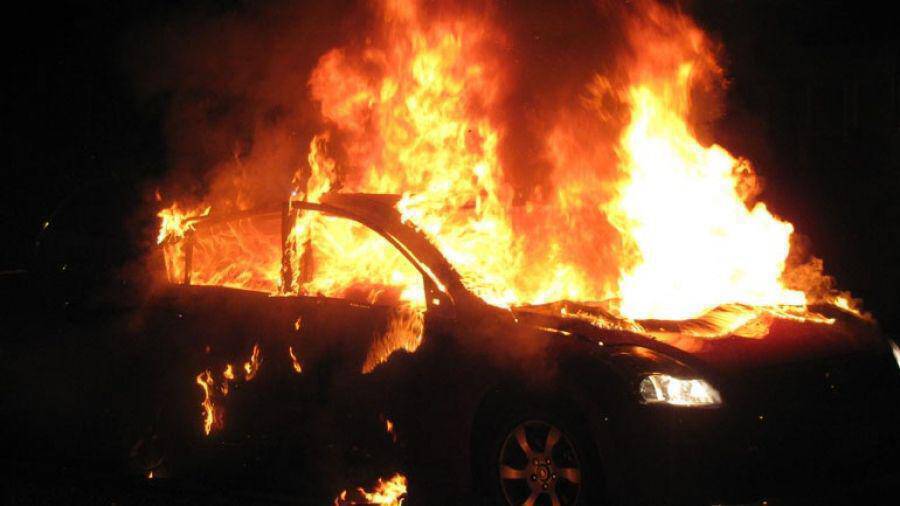 Άγνωστοι έκαψαν τρία οχήματα στο Ψυχικό