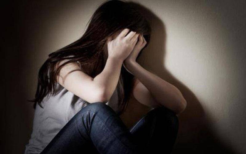 Σοκ στα Φιλιατρά: 19χρονη εξέδιδε τη 14χρονη αδελφή της