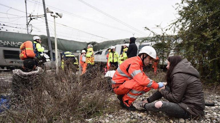 Ιταλία: Εκτροχιασμός αμαξοστοιχίας κοντά στο Μιλάνο – Δύο νεκροί (pics)