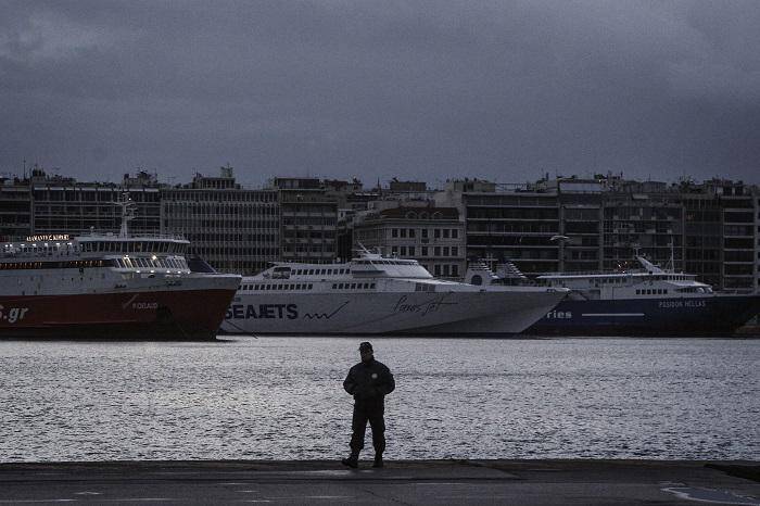 Στο αγκυροβόλιο του Πειραιά το ακυβέρνητο φορτηγό πλοίο που έπλεε στην Αίγινα