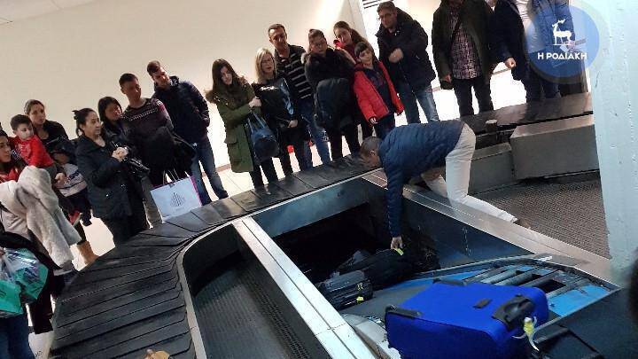 Ρόδος: Οι επιβάτες προσπαθούσαν να φτιάξουν τον ιμάντα για τις βαλίτσες