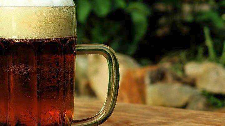 Ζεστή μπίρα: Το κόλπο για να την παγώσετε σε 2 λεπτά (vid)