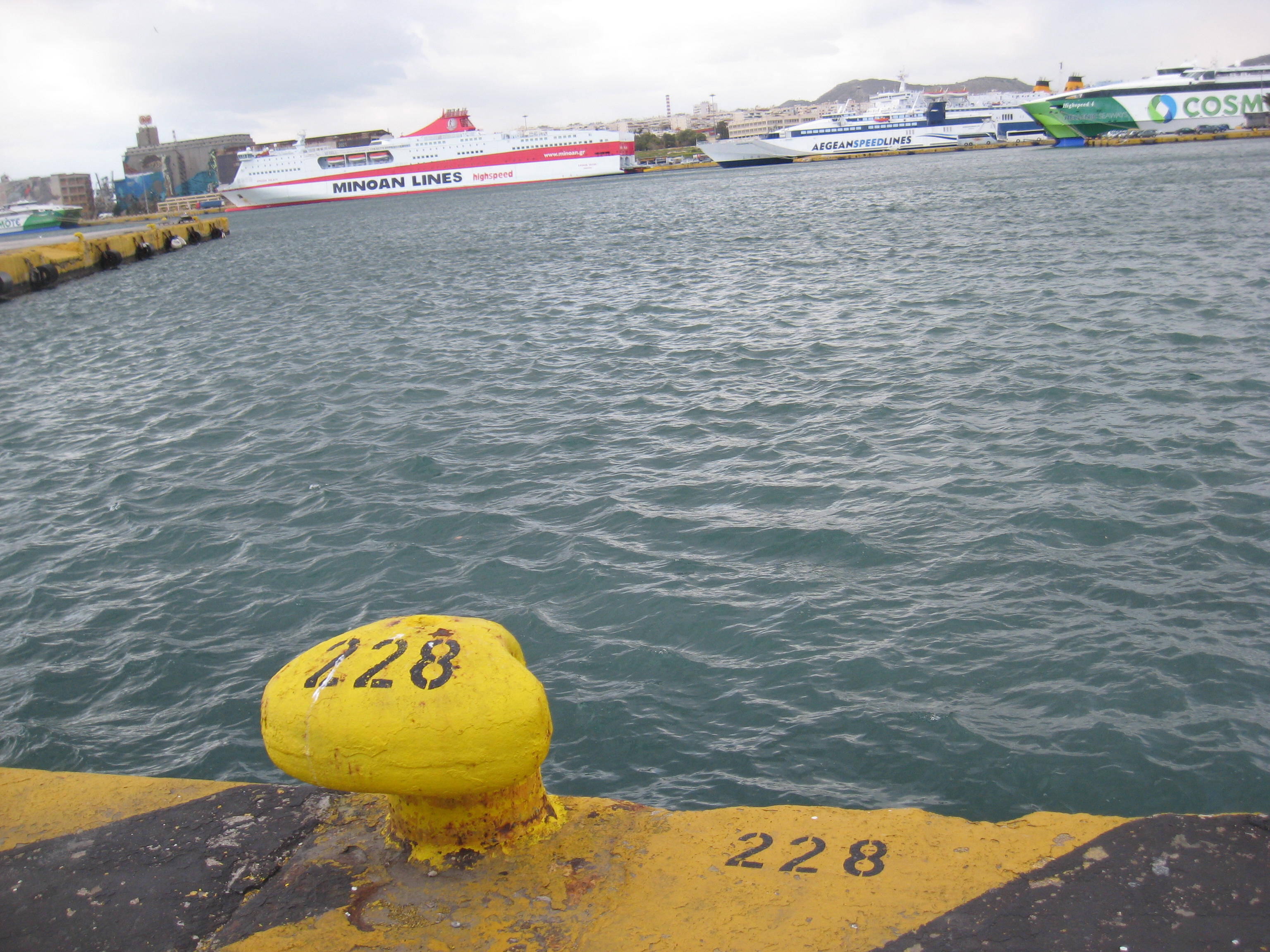 Σύγκρουση δεξαμενόπλοιου με φορτηγό πλοίο στο Πειραιά