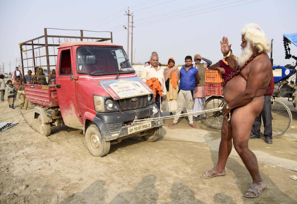 Τολμηρός Ινδός σέρνει φορτηγάκι με το… πέος του! (pics)