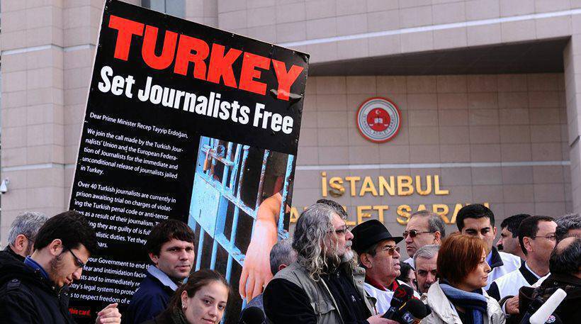 Τουρκία: Πέντε δημοσιογράφοι στη φυλακή για «τρομοκρατική προπαγάνδα»