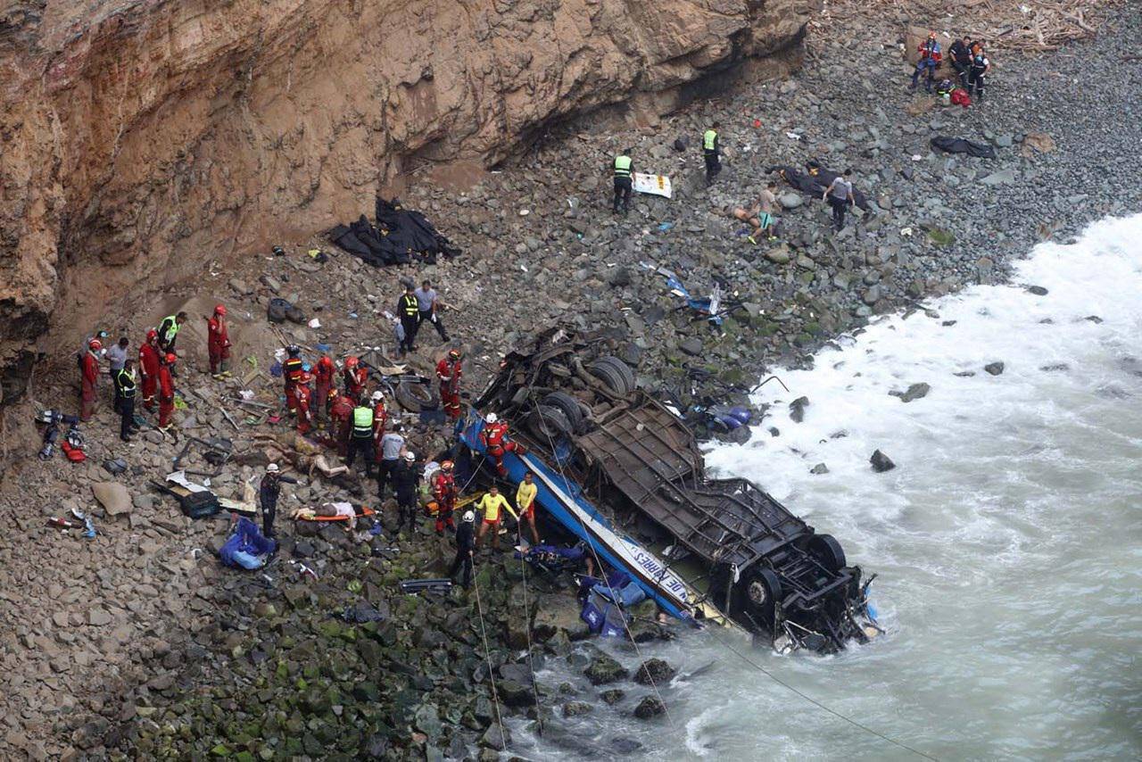 Περού: Στους 51 οι νεκροί από την πτώση λεωφορείου (pics)