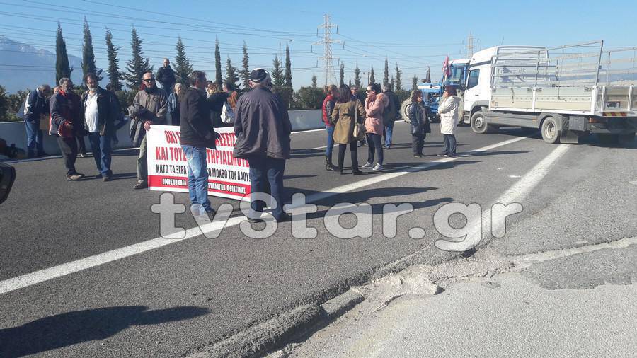 Φθιώτιδα: Με 10 τρακτέρ έκλεισαν την εθνική οδό (pics&vid)