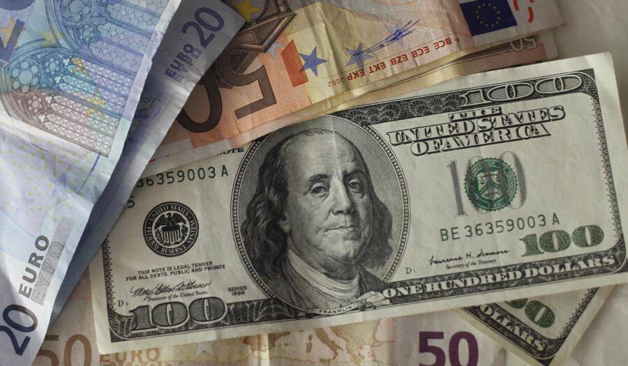 Συνάλλαγμα: Πτώση του ευρώ στα 1,1937 δολάρια