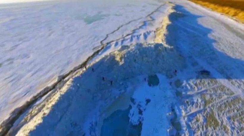 Κίνα: Ένα τεράστιο τείχος από πάγο σχηματίστηκε στη λίμνη Σινγκάι (vid)