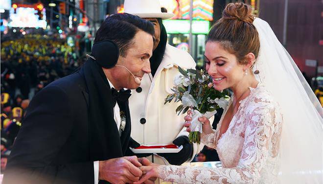 Η Μενούνος παντρεύτηκε στην Times Square σε ζωντανή μετάδοση από την τηλεόραση