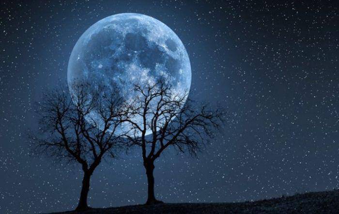 “Σούπερ Μπλε Ματωμένο Φεγγάρι”: Δεν είναι μια απλή πανσέληνος, ούτε μια απλή έκλειψη – Πώς επηρεάζει τα ζώδια