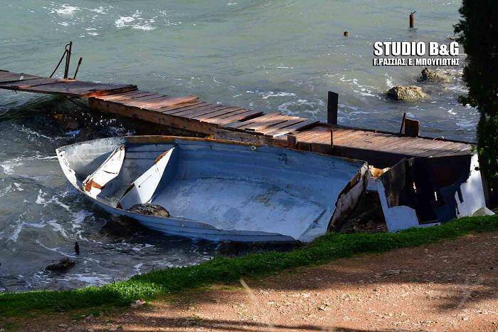 Ναύπλιο: Βούλιαξαν βάρκες από τα κύματα – Μεγάλες ζημιές από τους σφοδρούς ανέμους (pics&vid)