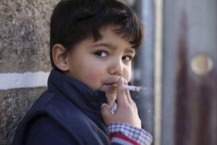 Σε ένα χωριό ενθαρρύνουν τα παιδιά τους να καπνίζουν τα Θεοφάνεια