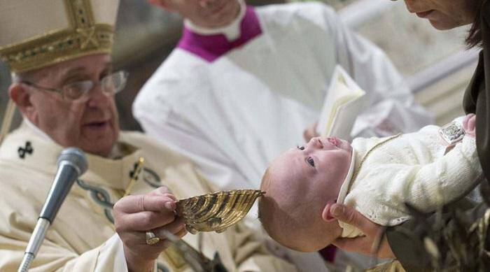 Ο Πάπας προέτρεψε τις μητέρες να θηλάσουν τα μωρά τους μέσα στην Καπέλα Σιστίνα