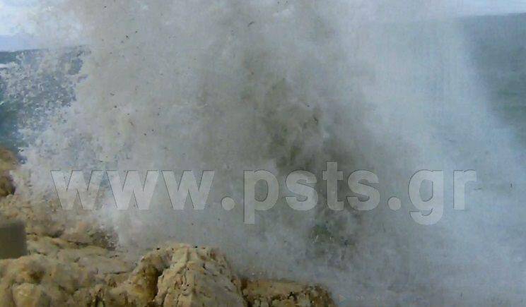 Δυνατός γαρμπής στην Πάρο: Τα κύματα «έπνιξαν» την Παροικιά (vid)