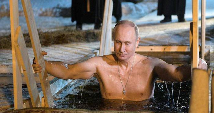 Θεοφάνεια στη Ρωσία: Ο Πούτιν έκανε το σταυρό του και βούτηξε στα παγωμένα νερά (pics&vid)