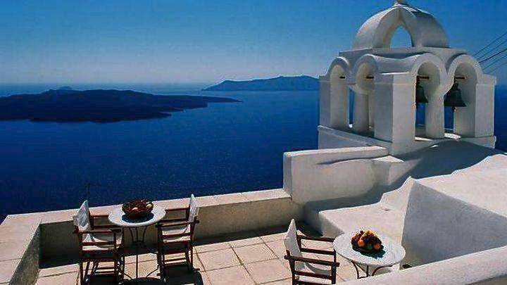 Bloomberg: Ο τουρισμός θα συνεχίσει να τονώνει την ελληνική οικονομία