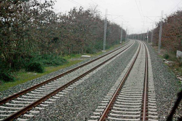 Φωτιά τώρα Βαρυμπόμπη: Αναστέλλονται σιδηροδρομικά δρομολόγια