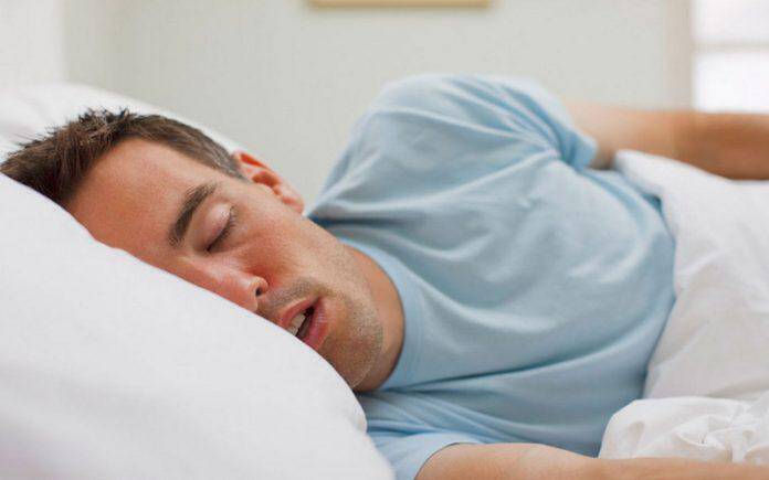 Νυχτερινή εφίδρωση: Τι μπορεί να σας συμβαίνει αν ιδρώνετε στον ύπνο