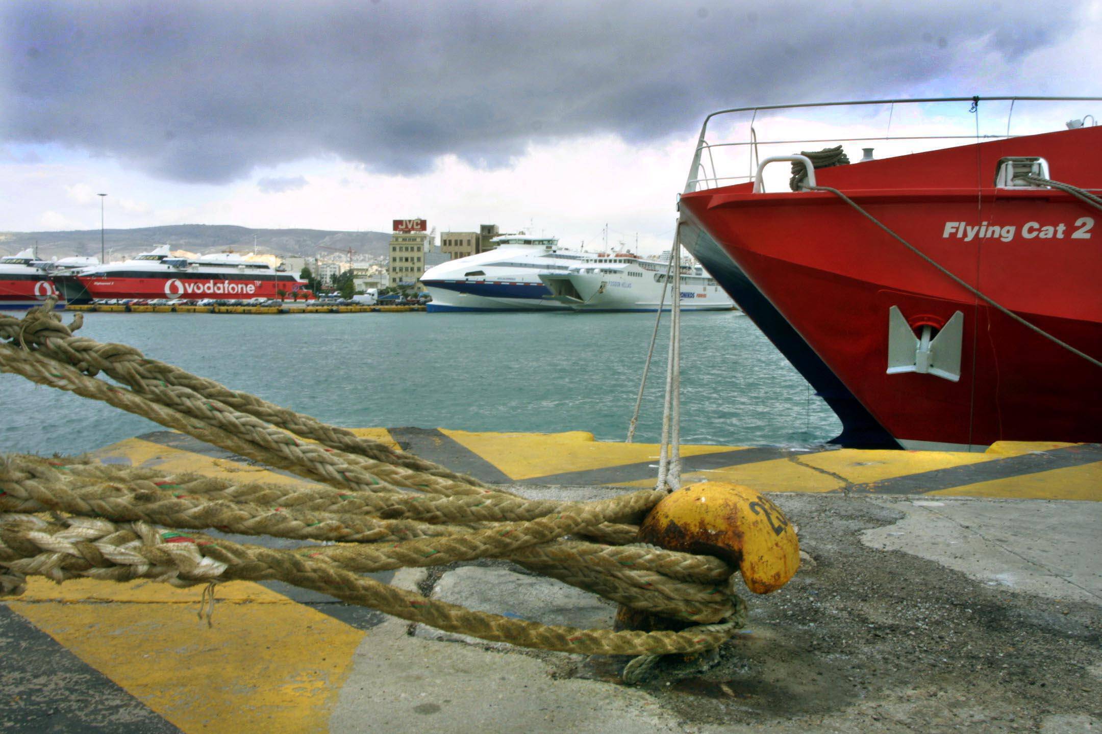 Δεμένα τα πλοία σε Πειραιά, Ραφήνα, Λαύριο λόγω 9 μποφόρ – Κανένα δρομολόγιο για Κρήτη – Κλειστά πορθμεία