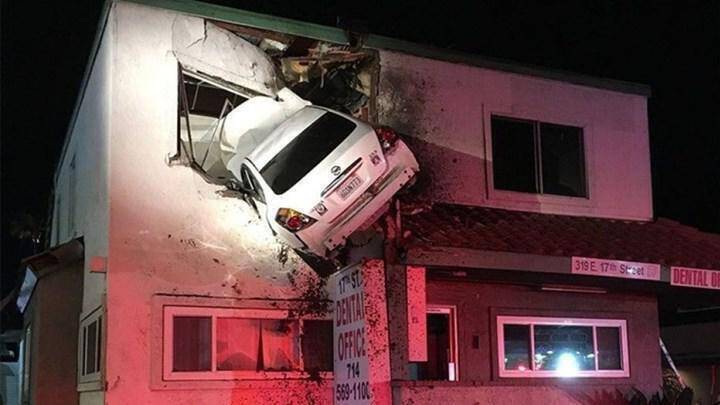Απίστευτο βίντεο: Αυτοκίνητο απογειώθηκε και καρφώθηκε σε κτίριο (vid)