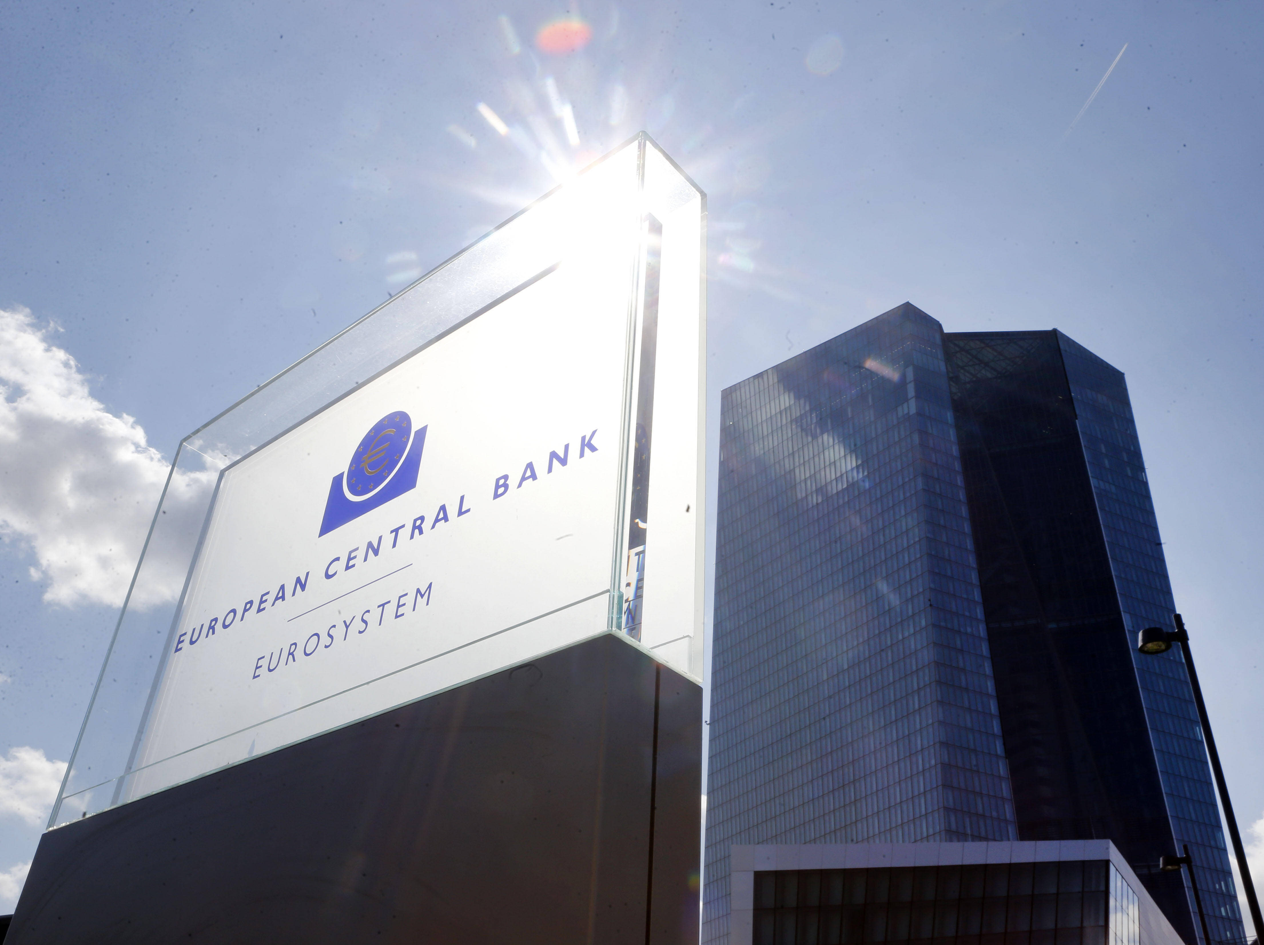 Ο πληθωρισμός κρατά την ΕΚΤ σε τροχιά μείωσης της νομισματικής στήριξης