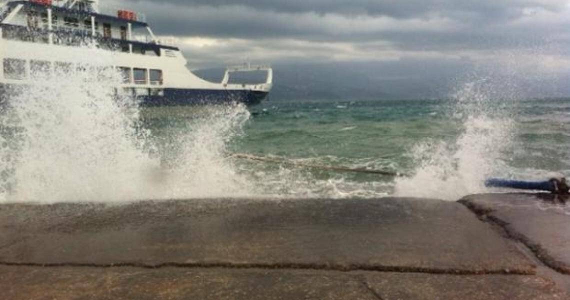 Προβλήματα στις ακτοπλοϊκές συγκοινωνίες – Πλοίο παρασύρθηκε στο λιμάνι του Πειραιά από τους ισχυρούς ανέμους