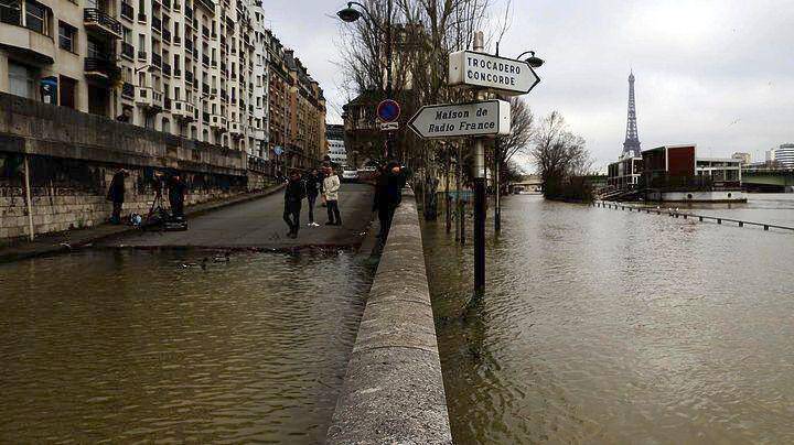 Παρίσι: Ο Σηκουάνας φουσκώνει και απειλεί σπίτια (pics)