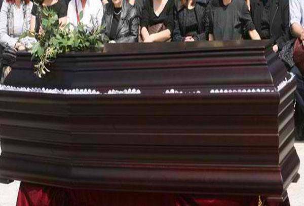 Μπέρδεψαν τα φέρετρα σε κηδεία στη Βοιωτία