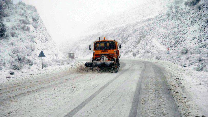 Δεν περνούν τα φορτηγά προς Δομοκό-Κλειστά τα σχολεία -Χιόνια και στα Τρίκαλα (pics&vid)