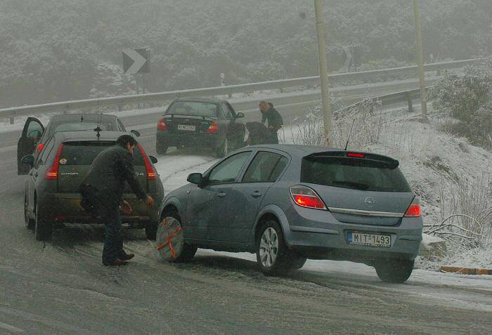 Προβλήματα από το χιόνι σε Αχαΐα, Ηλεία, Αιτωλοακαρνανία – Πού χρειάζονται αλυσίδες