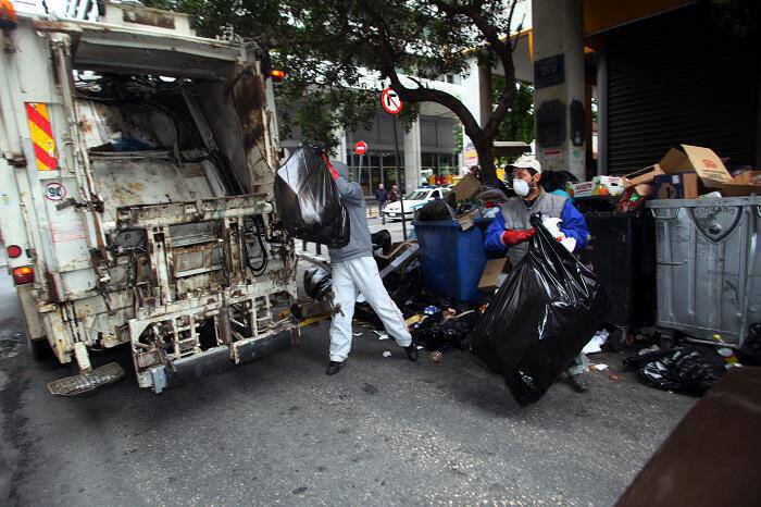 Θεσσαλονίκη: Εργαζόμενη στην καθαριότητα έπεσε από απορριμματοφόρο