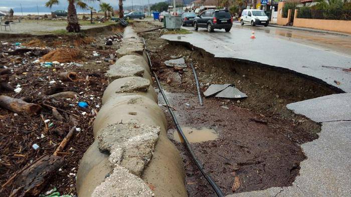 Λάρισα: Πλημμύρισαν σπίτια και καταστράφηκαν υποδομές στον Αγιόκαμπο (pics)