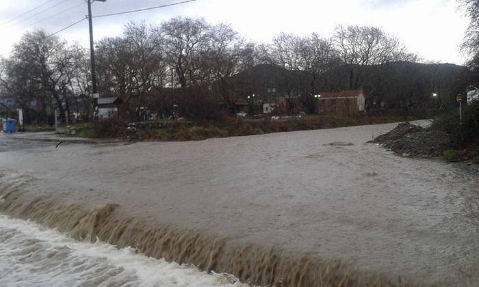 Λάρισα: Πλημμύρισε ο Αγιόκαμπος – Κόπηκε δρόμος στα παράλια (pics)
