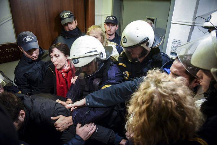 Οι “53”  του ΣΥΡΙΖΑ επιτίθενται στην κυβέρνηση για την αστυνομική βία στους πλειστηριασμούς