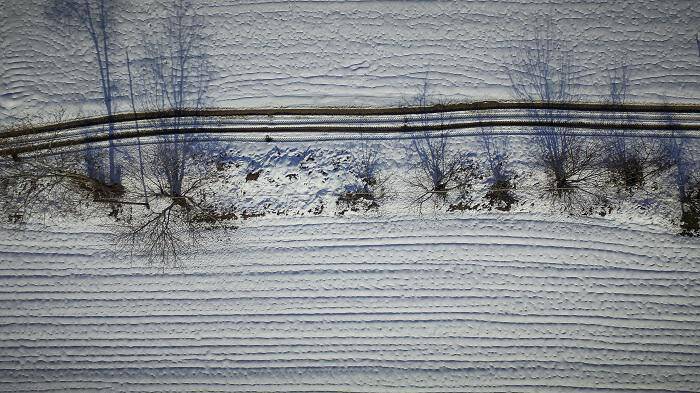 Εντυπωσιακές εικόνες: Drone πάνω από τα χιονισμένα χωράφια στα Μεταλλεία Δομοκού