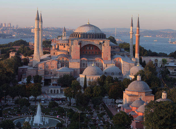 Σαν σήμερα το 532 μ.Χ. θεμελιώθηκε ο ναός της Αγίας Σοφίας στην Κωνσταντινούπολη