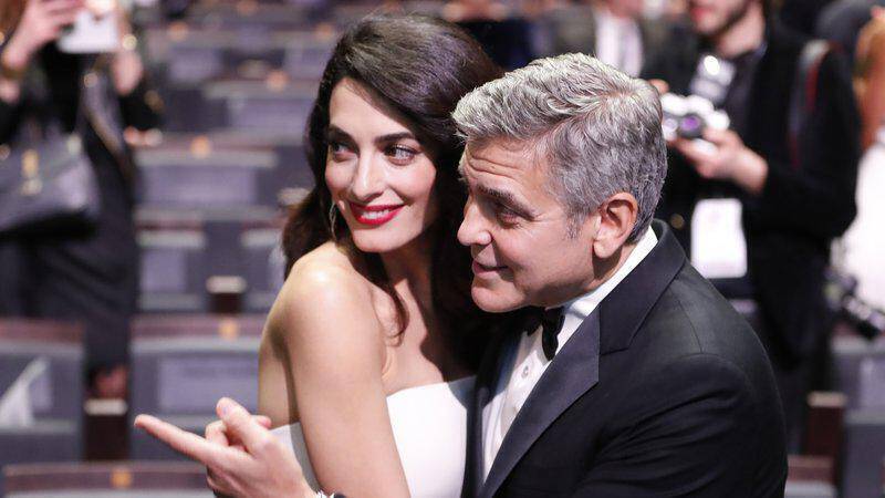 Κίνηση ανθρωπιάς από George και Amal Clooney: Δείτε πού προσφέρουν 500.000 ευρώ 