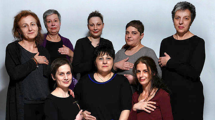 «Παρ’ όλα αυτά»: Μία παράσταση – μαρτυρία εννέα γυναικών για τον καρκίνο