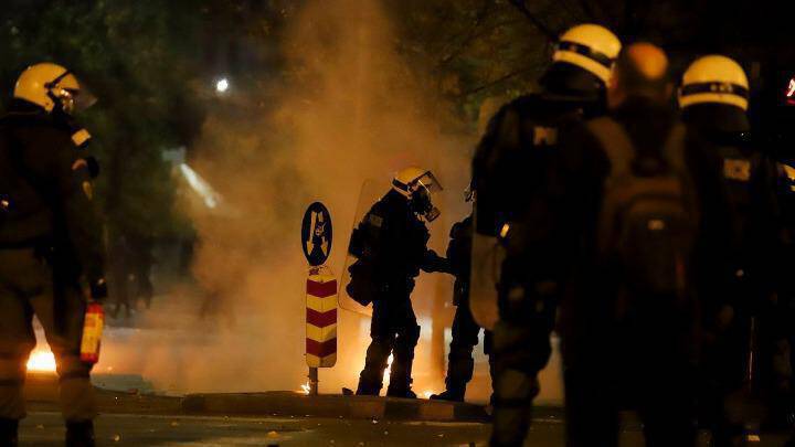 Γερμανικά ΜΜΕ: Αναρχικοί ρημάζουν και καίνε στην Αθήνα
