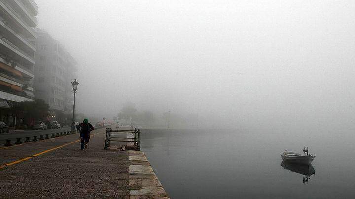 Πυκνό πέπλο ομίχλης στη Θεσσαλονίκη – Καθυστερήσεις στο «Μακεδονία»